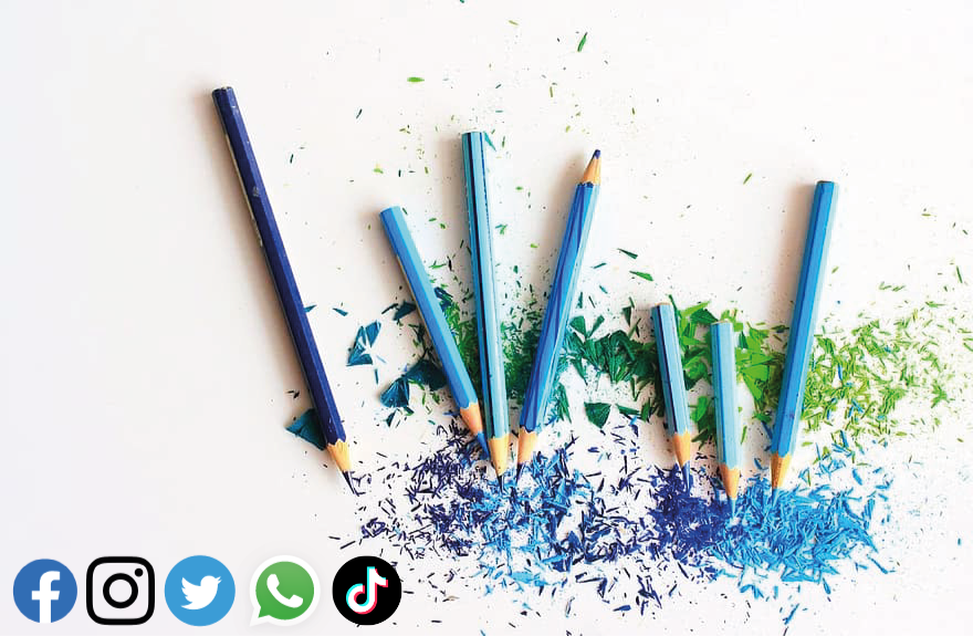 Lápices con virutas de colores similares a los logos de redes sociales que se encuentran al pie
